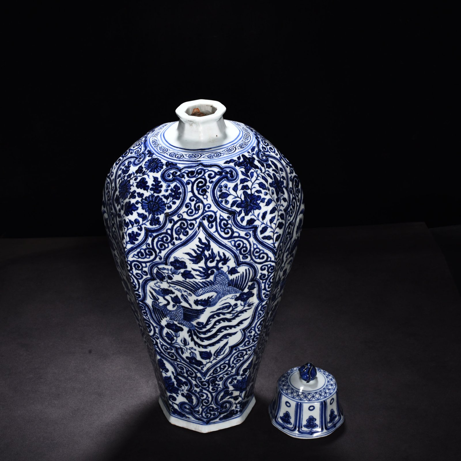 Yuan Dynasty blue and white phoenix pattern octagonal plum vase