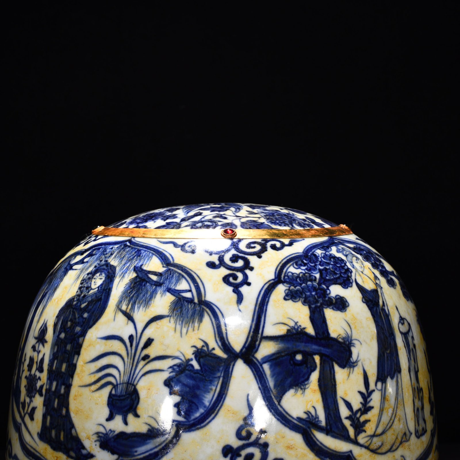 Yuan Dyasty blue and white yurt with the pattern of the four beauties