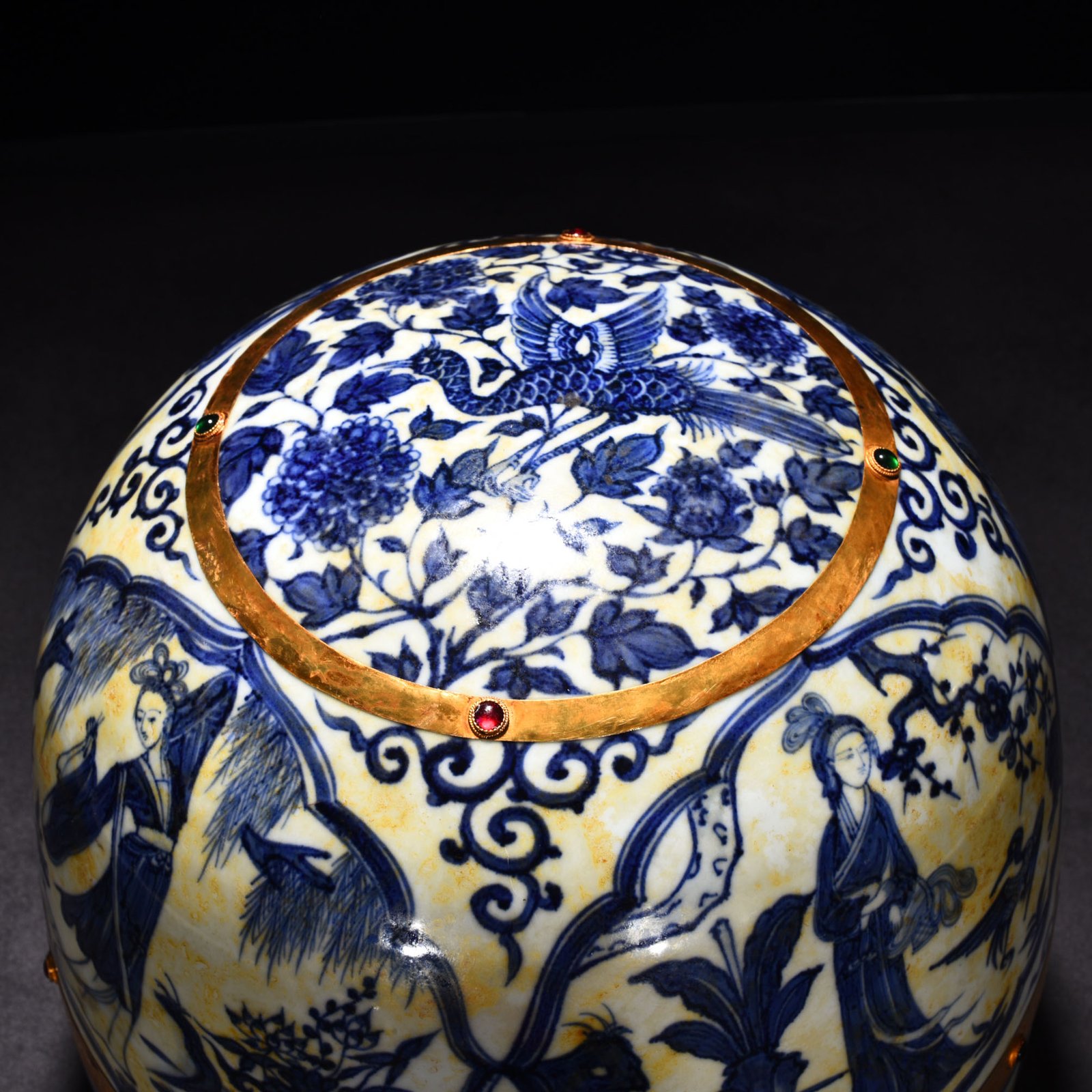 Yuan Dyasty blue and white yurt with the pattern of the four beauties