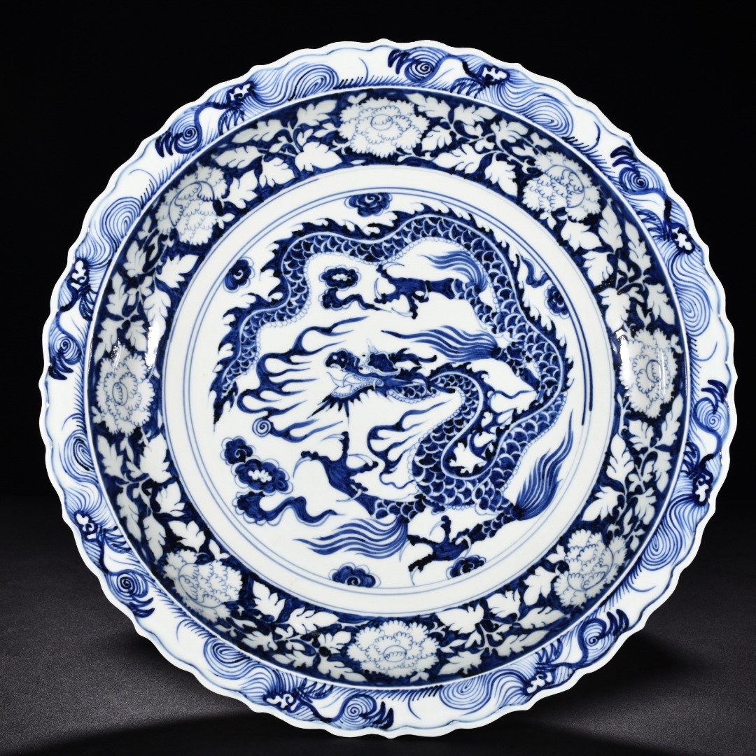 Yuan Dynasty blue and white Hu Gu kiln cloud and dragon pattern rhombus edge folding plate