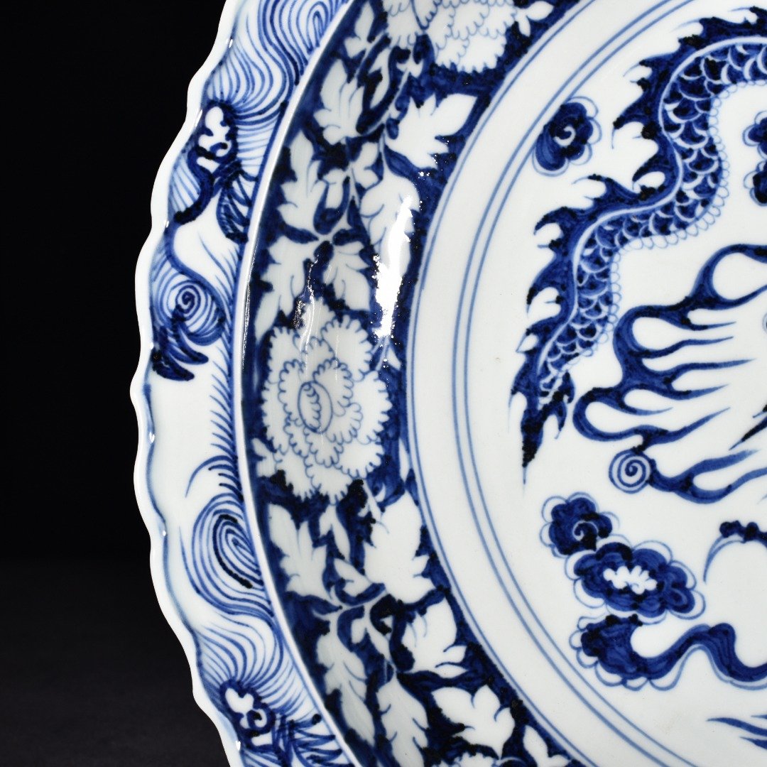 Yuan Dynasty blue and white Hu Gu kiln cloud and dragon pattern rhombus edge folding plate