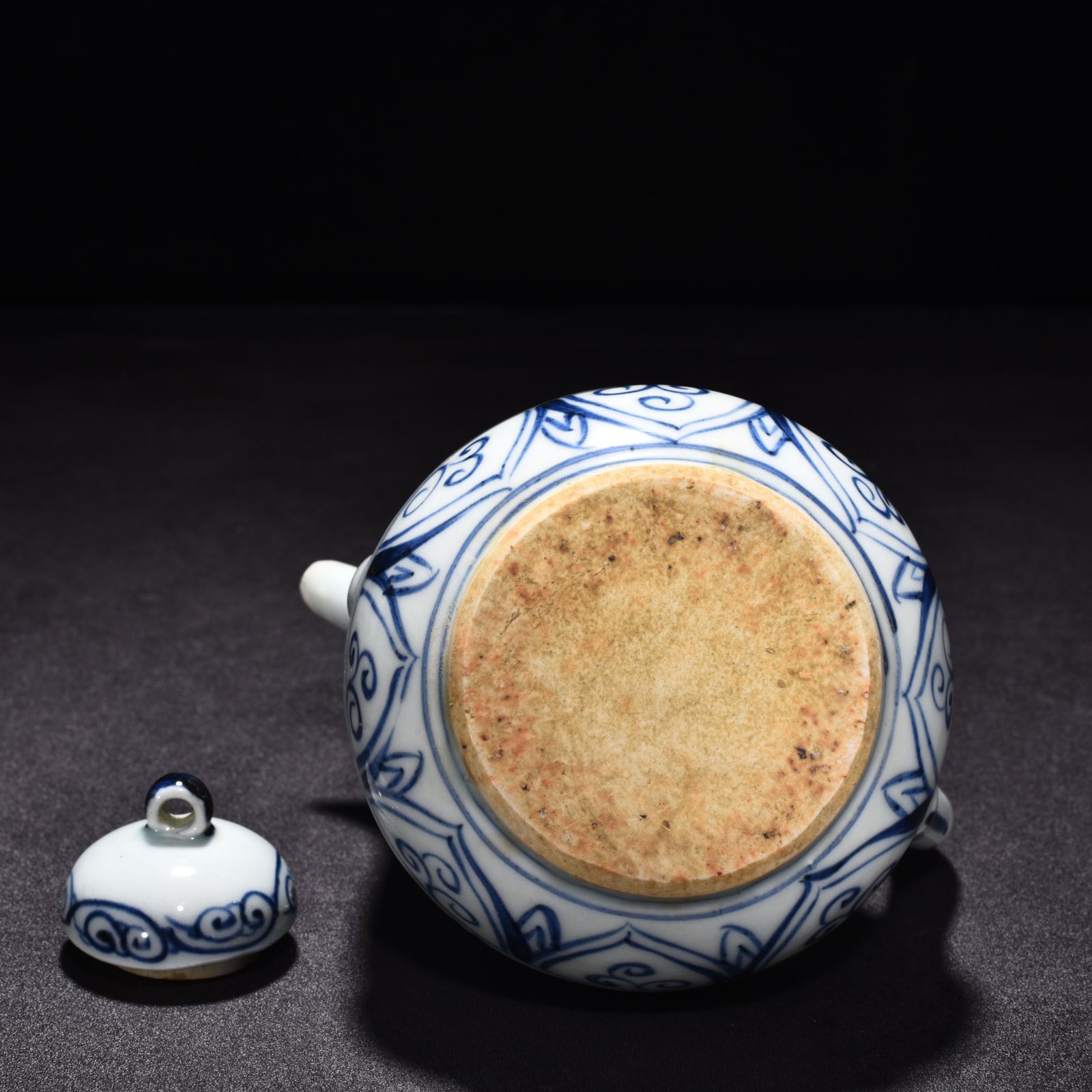 Yuan Dynasty lotus pond pear shaped pot with mandarin duck pattern