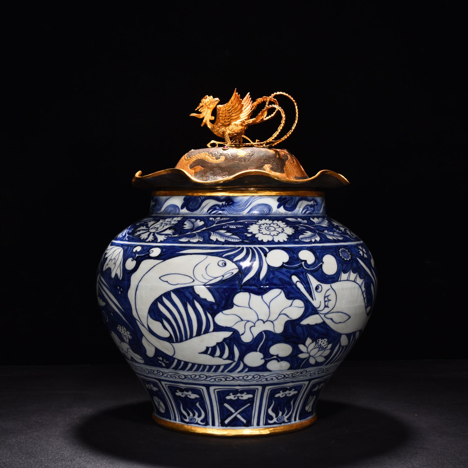 Yuan Dynasty blue and white blue ground white flower fish and algae pattern lotus leaf lid jar