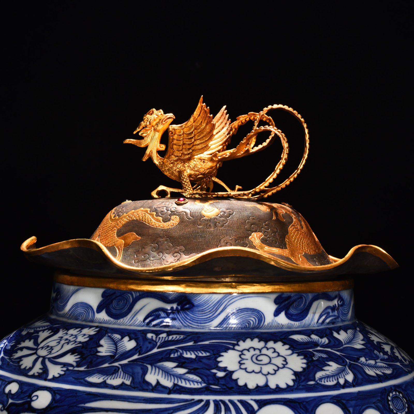 Yuan Dynasty blue and white blue ground white flower fish and algae pattern lotus leaf lid jar