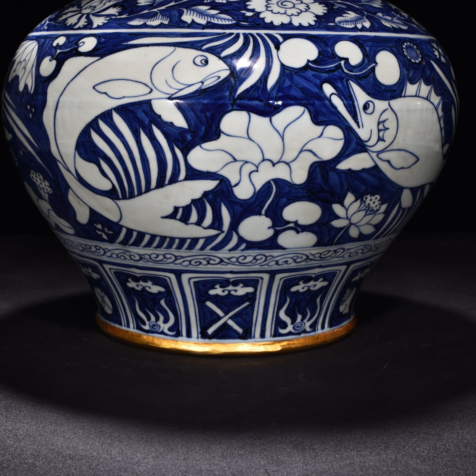 Yuan Dynasty blue and white blue ground white flower fish and algae pattern lotus leaf lid jar