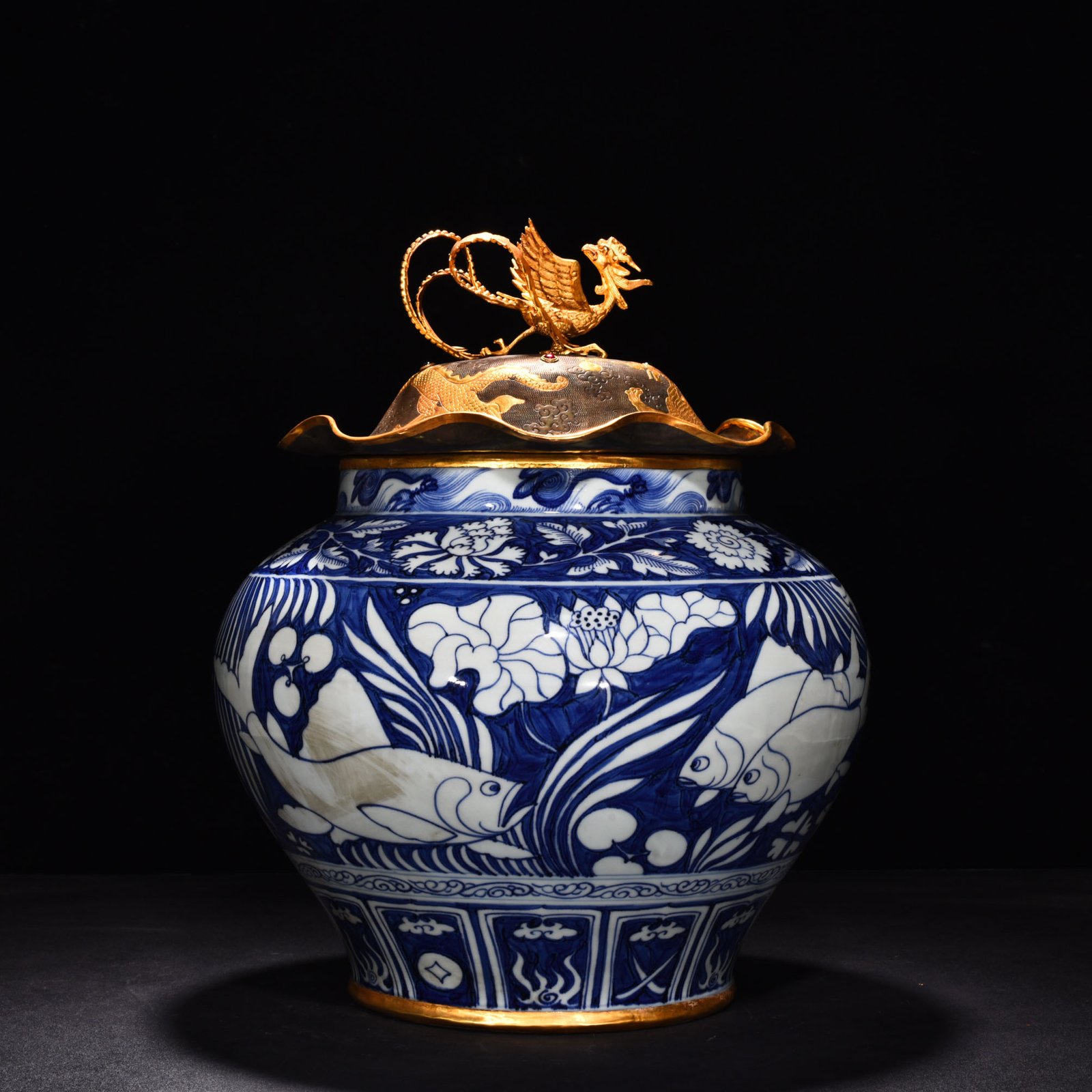 Yuan Dynasty blue and white blue ground white flower fish and algae pattern lotus leaf lid jar