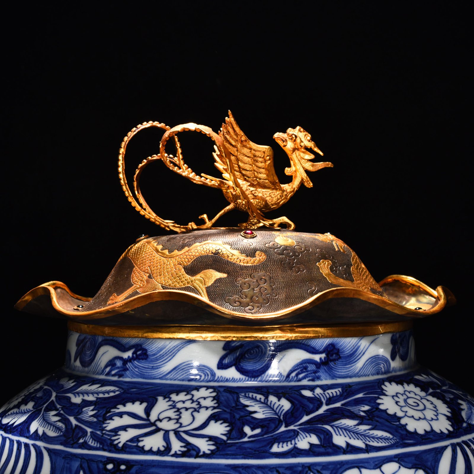 Yuan Dynasty blue and white blue ground white flower fish and algae pattern lotus leaf lid jar