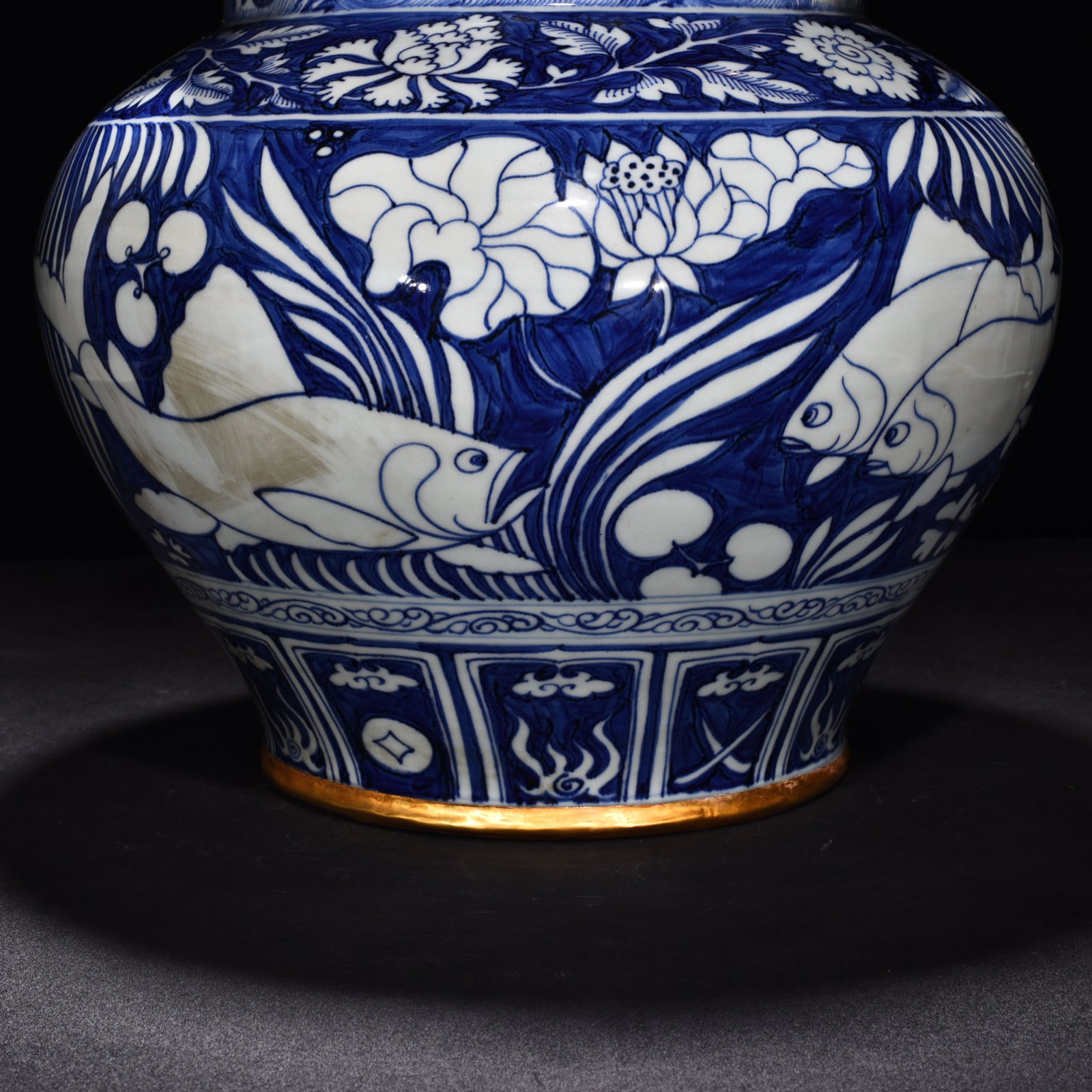 Yuan Dynasty blue and white blue ground white flower fish and algae pattern lotus leaf lid jar