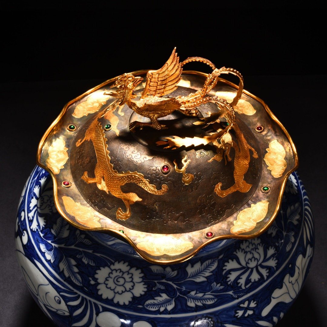 Yuan Dynasty blue and white blue ground white flower fish and algae pattern lotus leaf lid jar