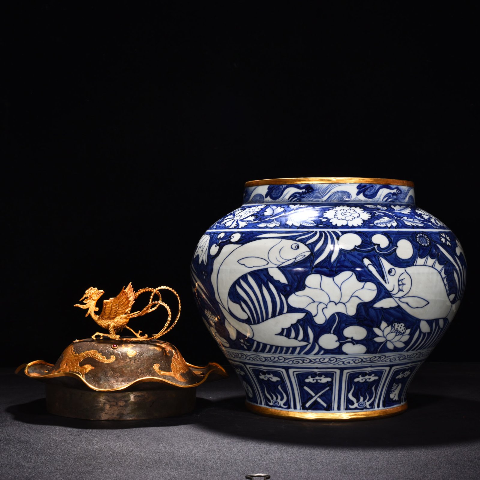 Yuan Dynasty blue and white blue ground white flower fish and algae pattern lotus leaf lid jar