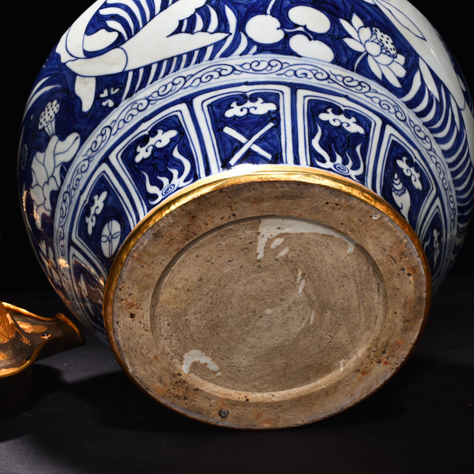 Yuan Dynasty blue and white blue ground white flower fish and algae pattern lotus leaf lid jar