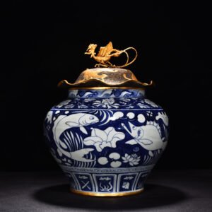 Yuan Dynasty blue and white blue ground white flower fish and algae pattern lotus leaf lid jar