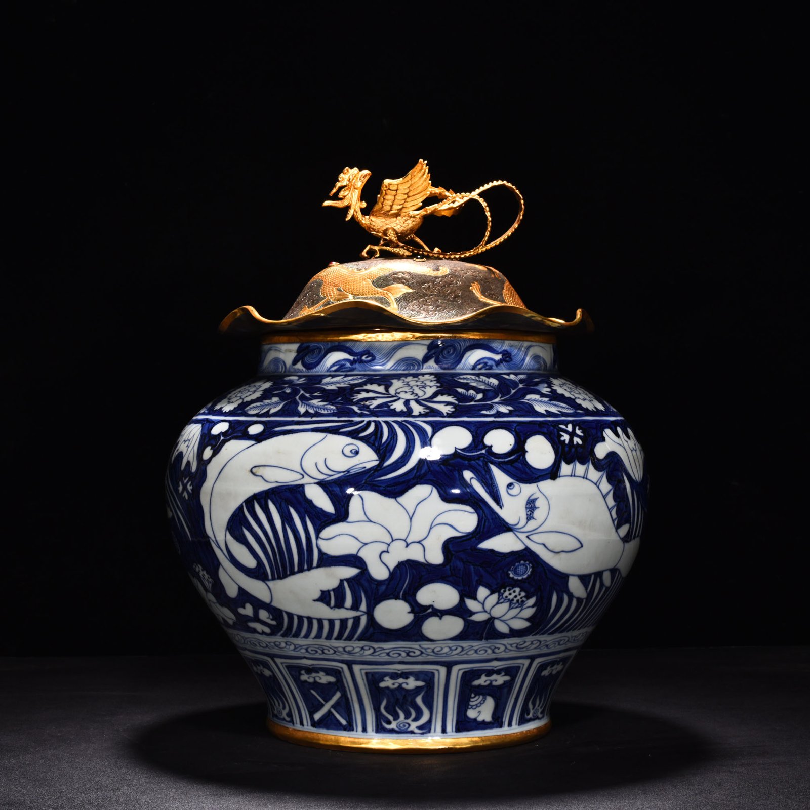 Yuan Dynasty blue and white blue ground white flower fish and algae pattern lotus leaf lid jar