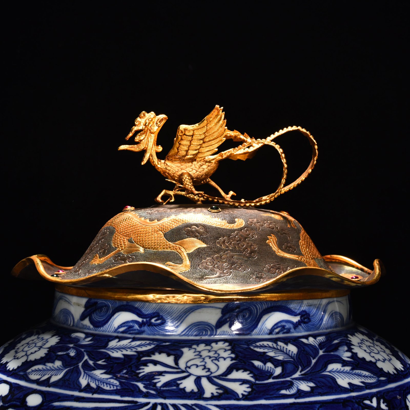 Yuan Dynasty blue and white blue ground white flower fish and algae pattern lotus leaf lid jar