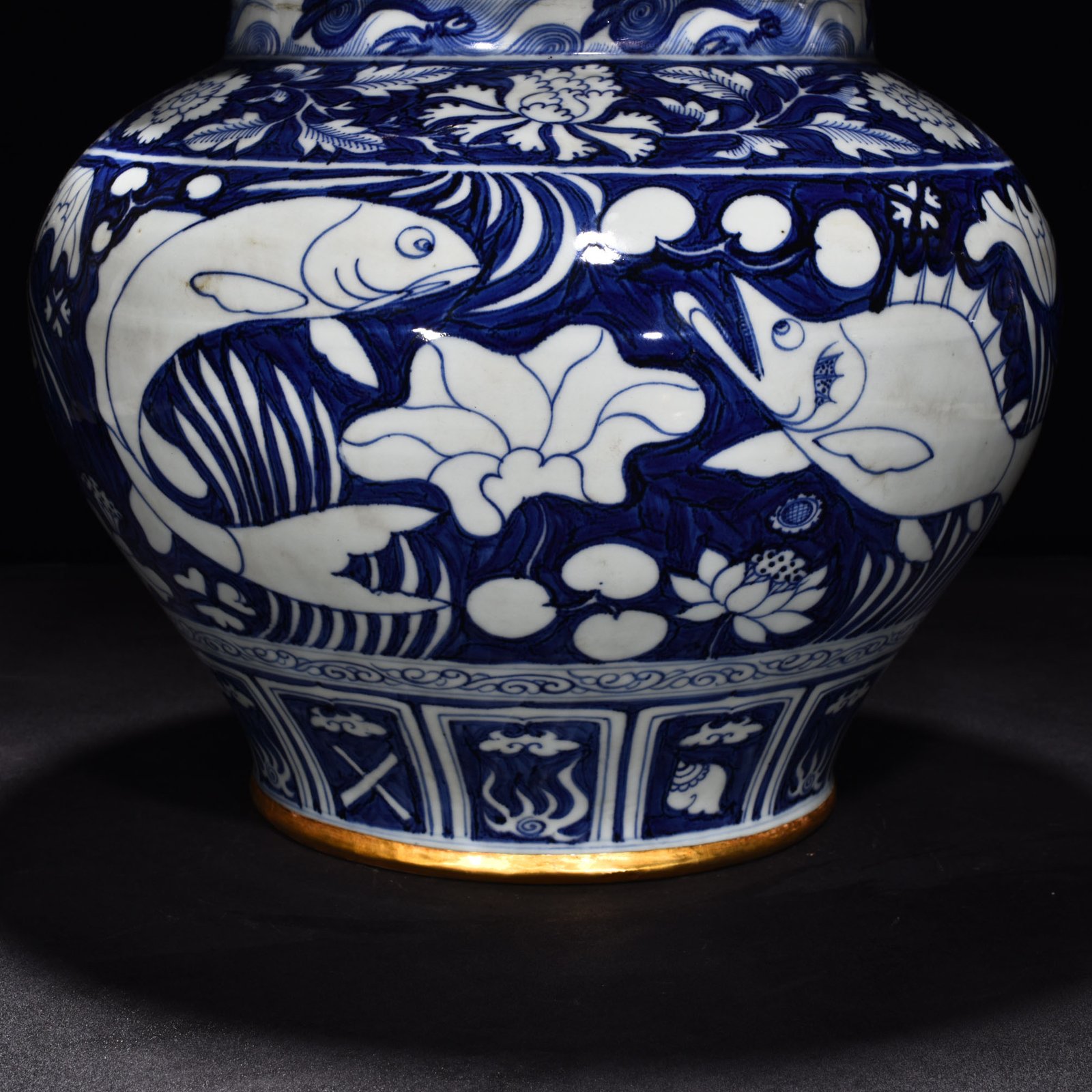 Yuan Dynasty blue and white blue ground white flower fish and algae pattern lotus leaf lid jar