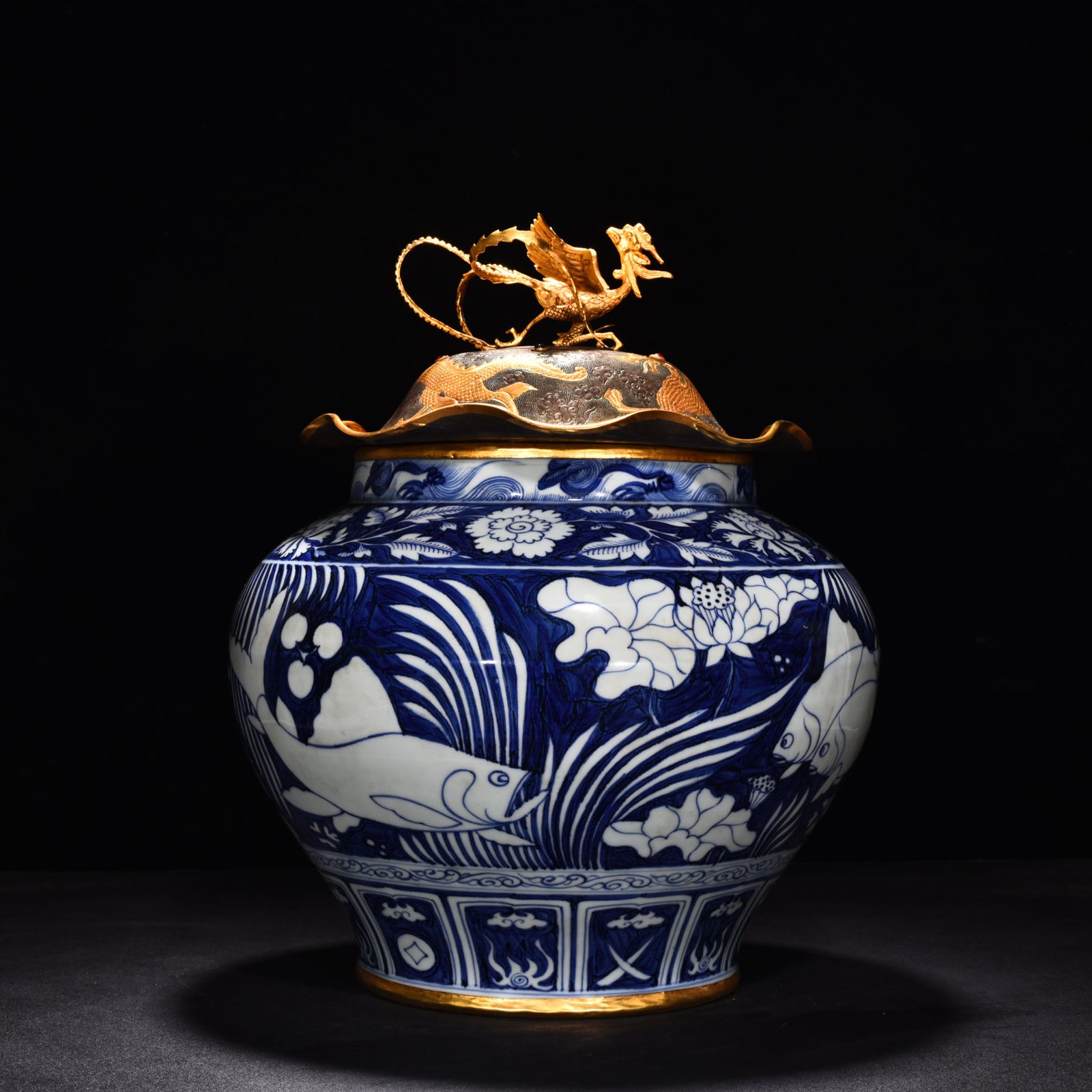 Yuan Dynasty blue and white blue ground white flower fish and algae pattern lotus leaf lid jar