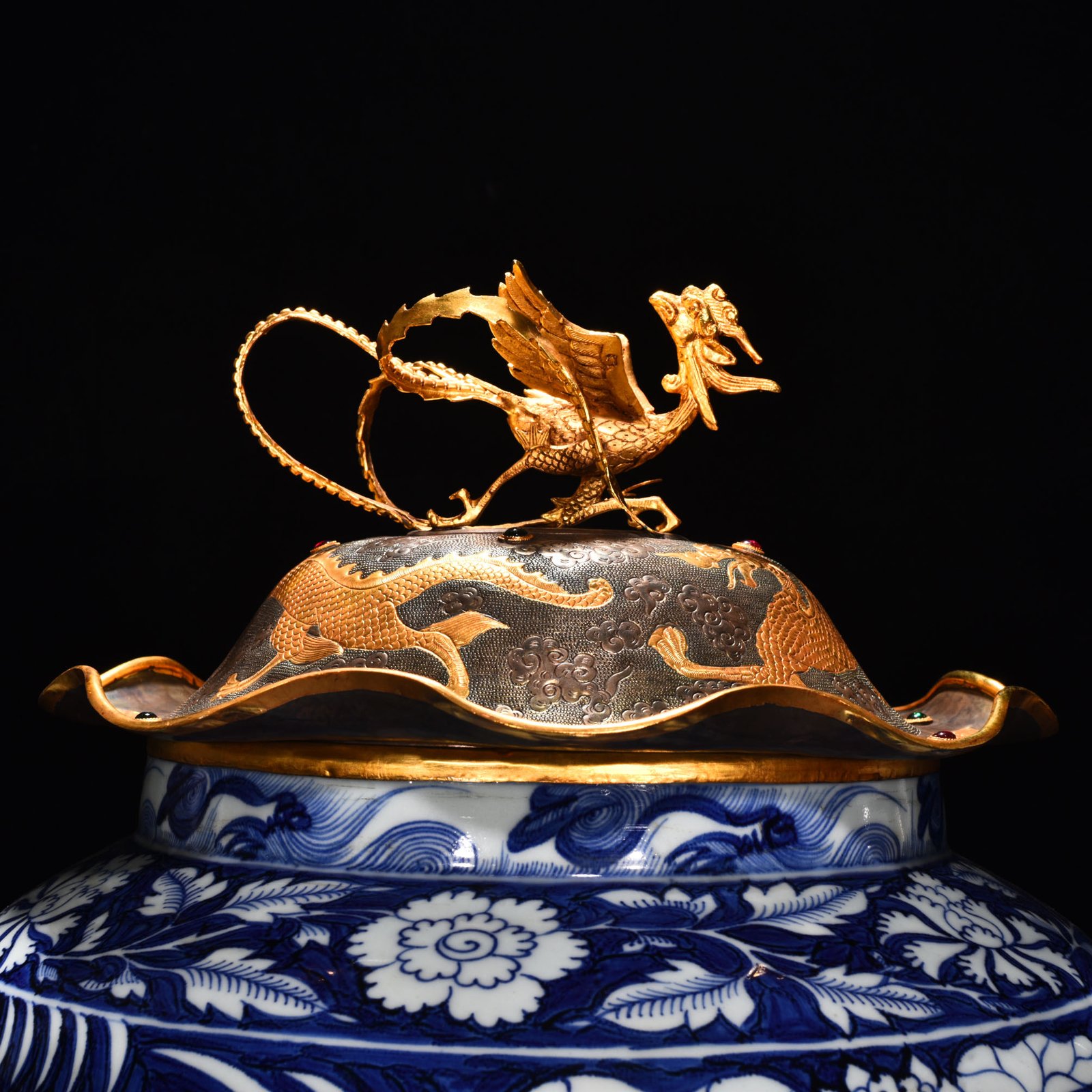 Yuan Dynasty blue and white blue ground white flower fish and algae pattern lotus leaf lid jar