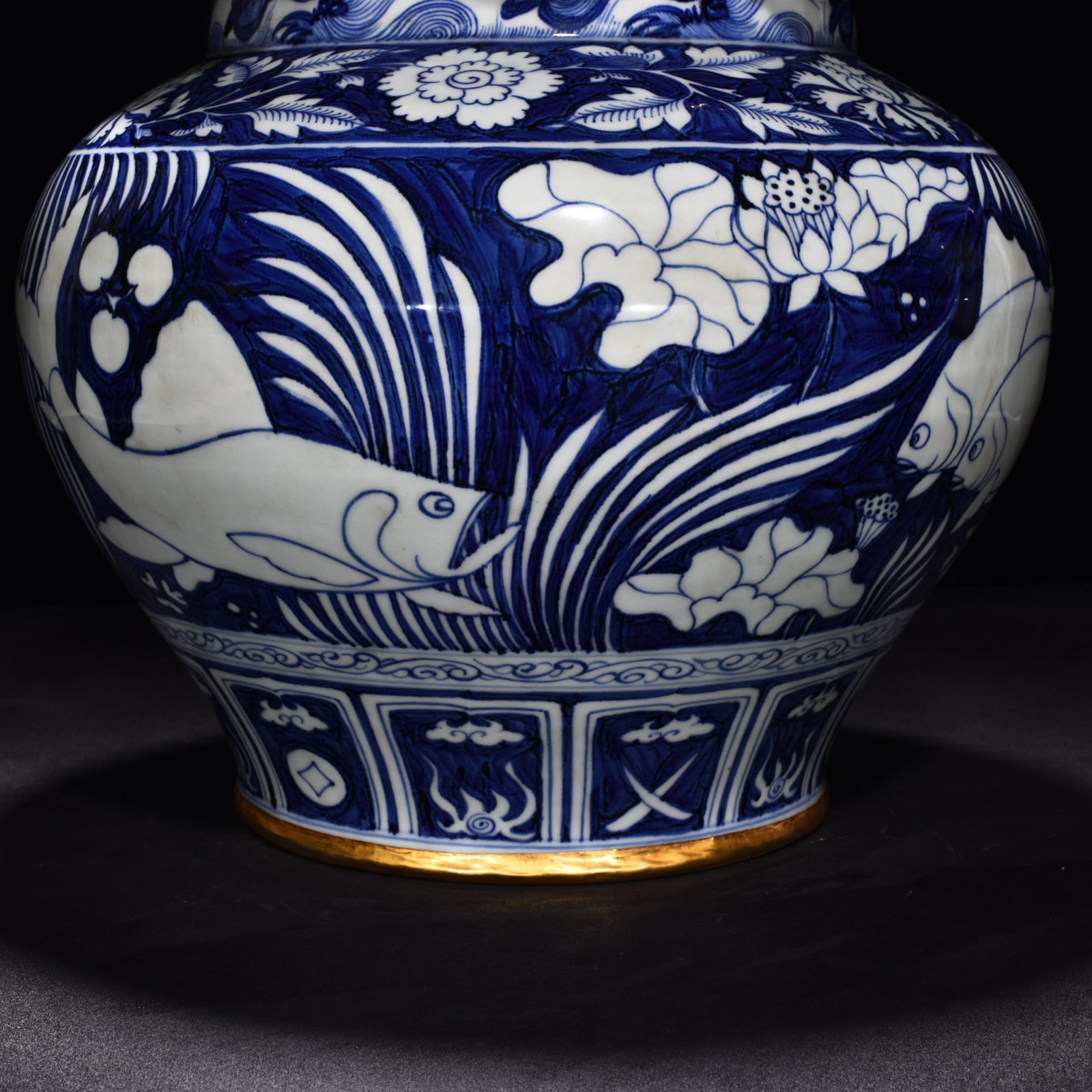 Yuan Dynasty blue and white blue ground white flower fish and algae pattern lotus leaf lid jar