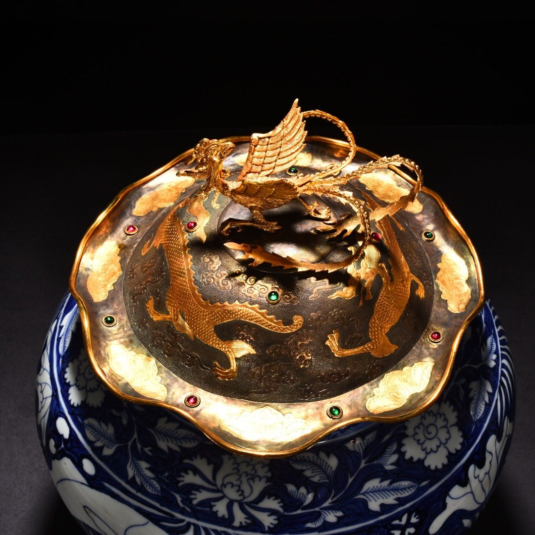 Yuan Dynasty blue and white blue ground white flower fish and algae pattern lotus leaf lid jar