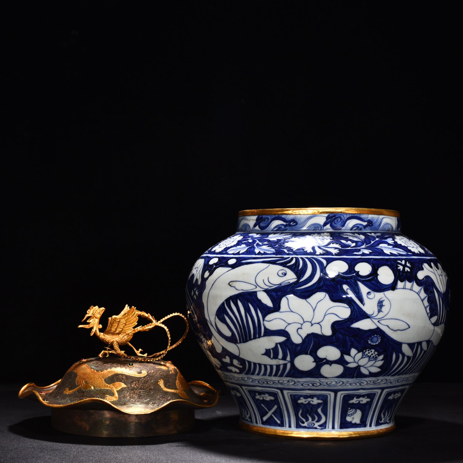 Yuan Dynasty blue and white blue ground white flower fish and algae pattern lotus leaf lid jar