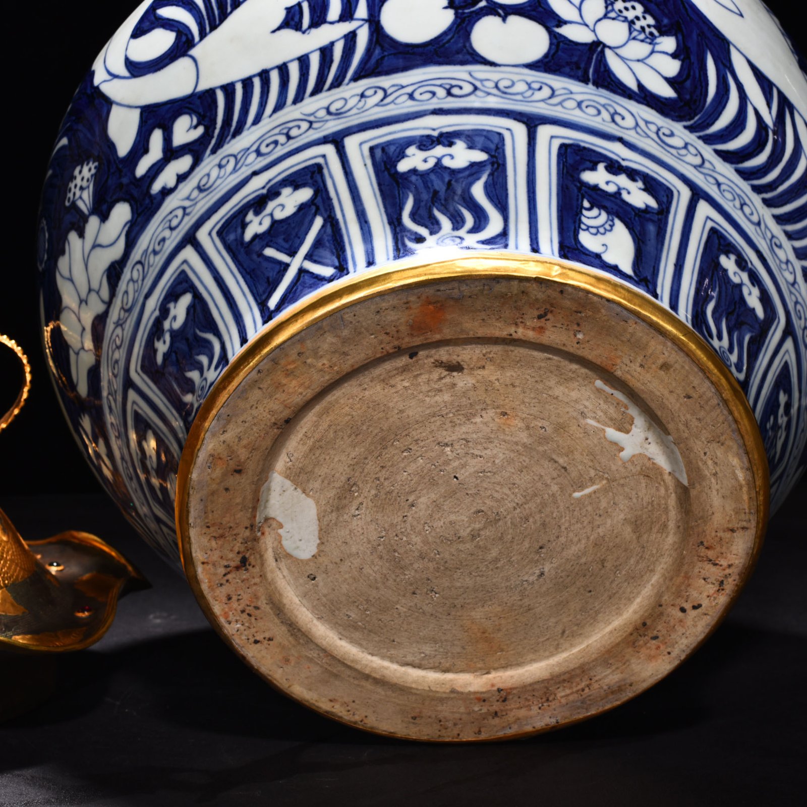 Yuan Dynasty blue and white blue ground white flower fish and algae pattern lotus leaf lid jar
