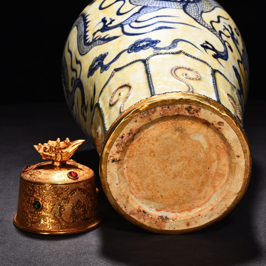Yuan Dynasty blue and white underglaze red plum vase with cloud and dragon pattern