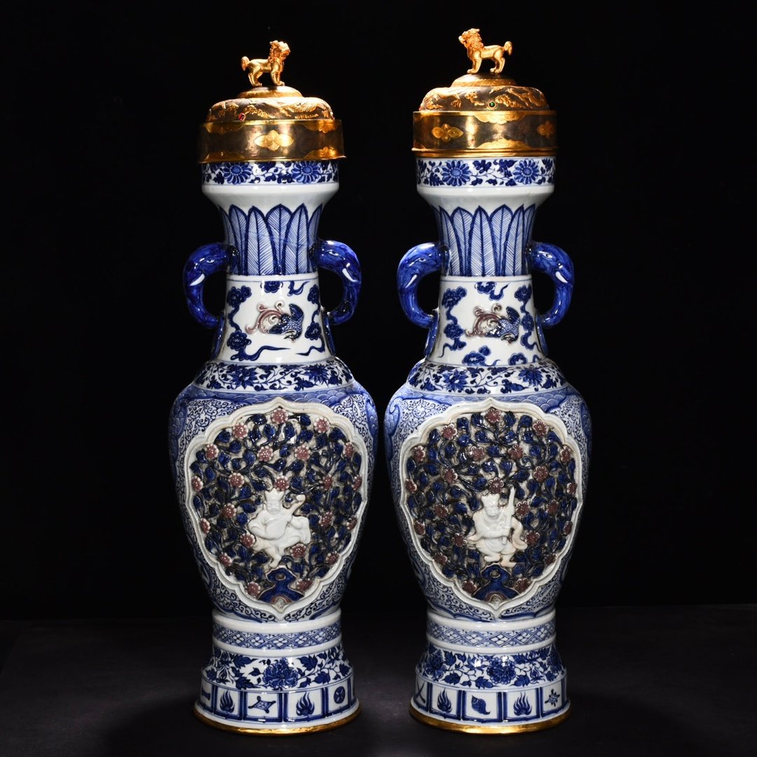 Yuan Dynasty blue and white underglaze red pinched flower vase