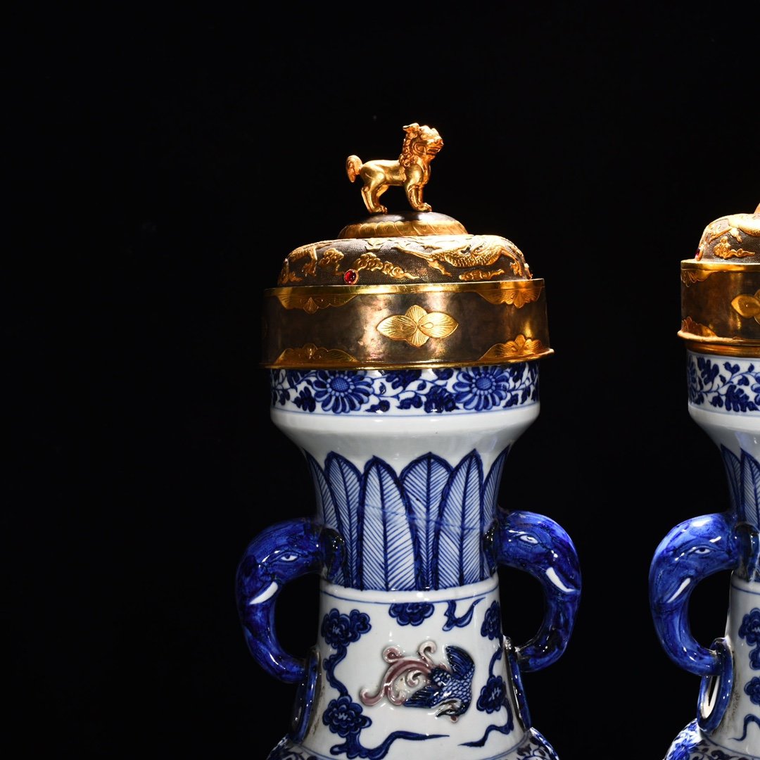 Yuan Dynasty blue and white underglaze red pinched flower vase