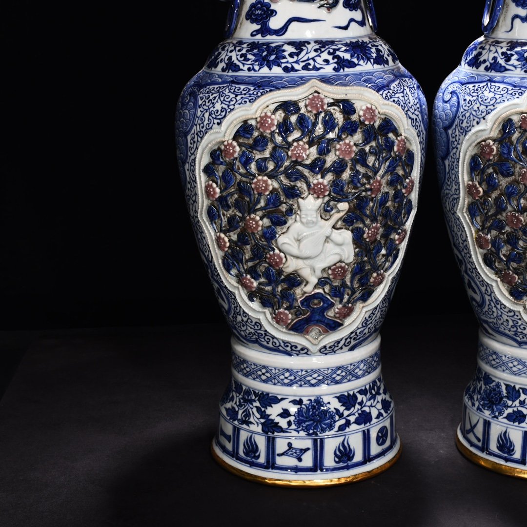 Yuan Dynasty blue and white underglaze red pinched flower vase