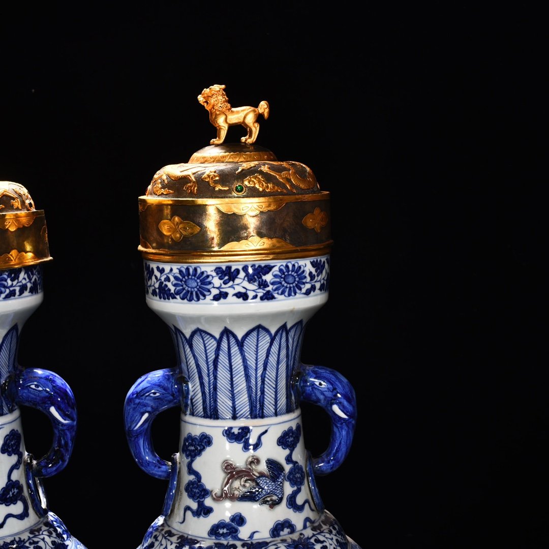 Yuan Dynasty blue and white underglaze red pinched flower vase
