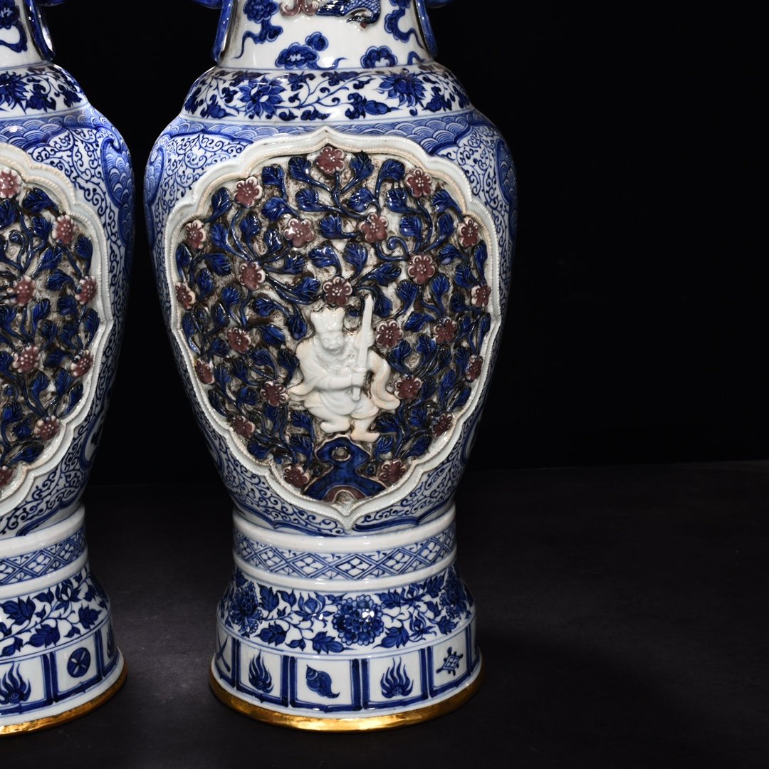 Yuan Dynasty blue and white underglaze red pinched flower vase