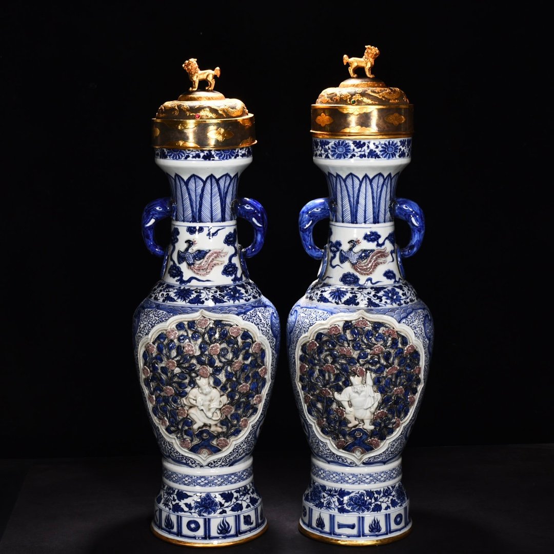 Yuan Dynasty blue and white underglaze red pinched flower vase