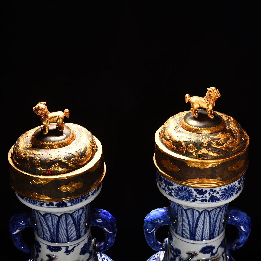 Yuan Dynasty blue and white underglaze red pinched flower vase