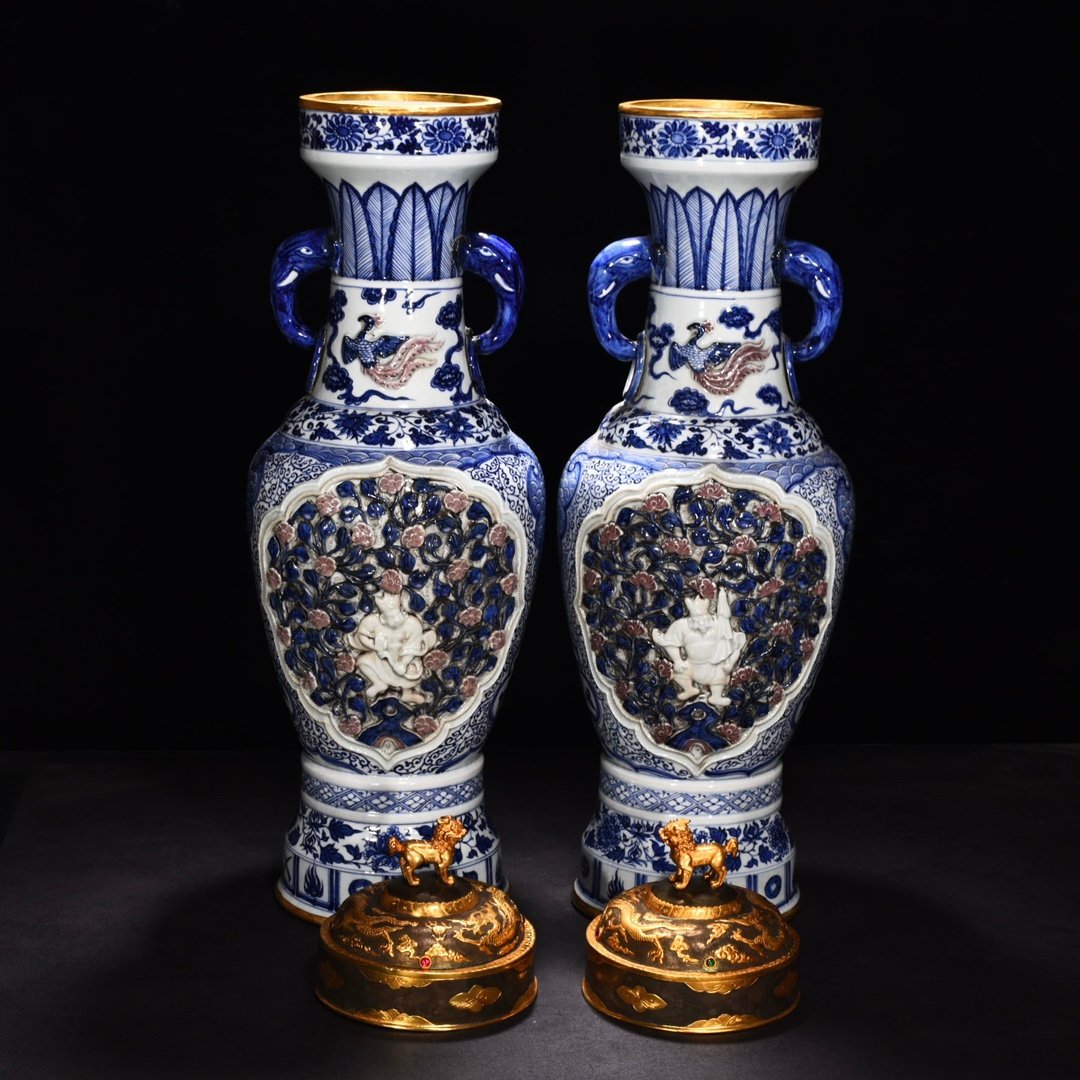 Yuan Dynasty blue and white underglaze red pinched flower vase