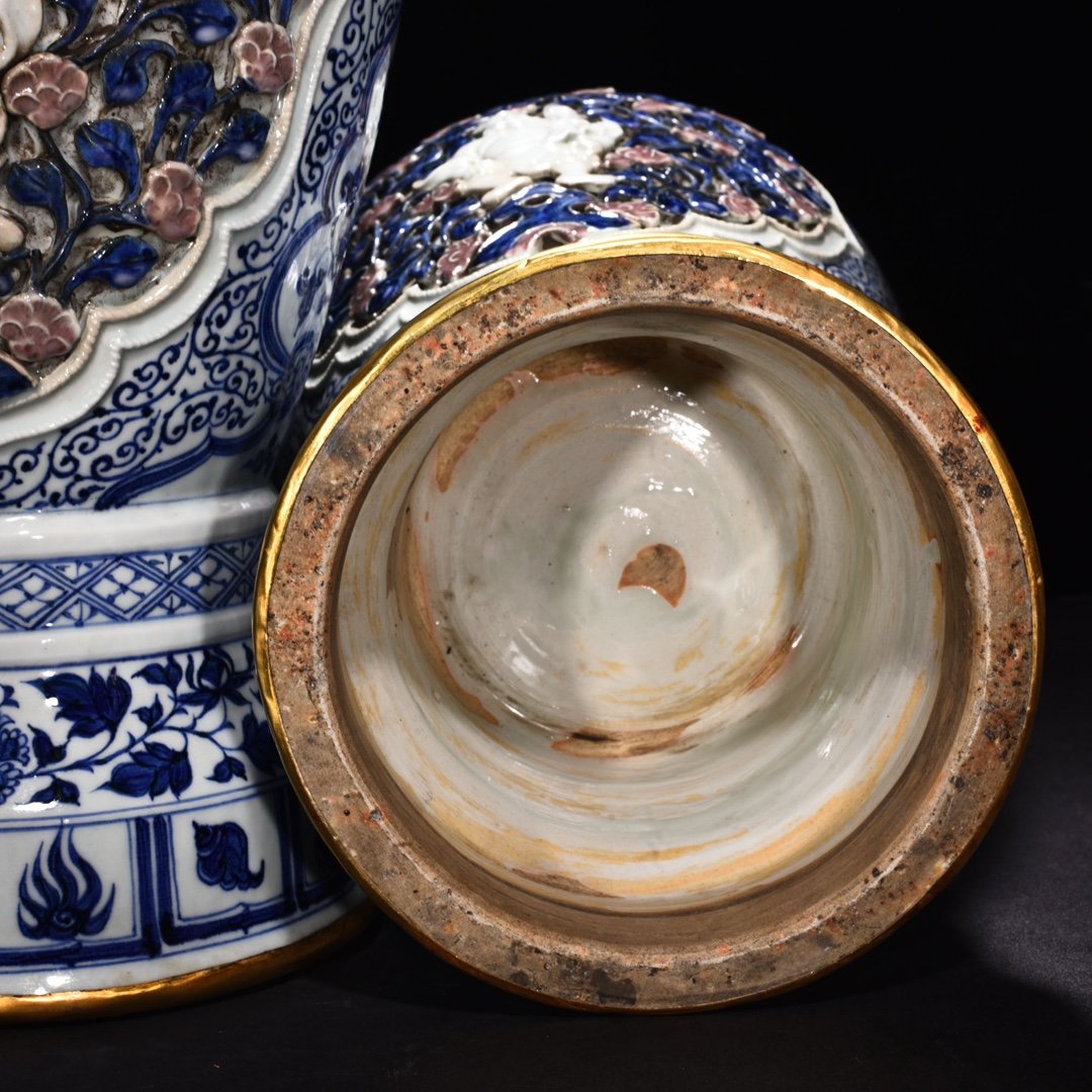 Yuan Dynasty blue and white underglaze red pinched flower vase