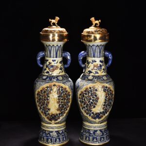 Yuan Dynasty blue and white underglaze red pinched flower vase chiseled gilt inlaid with gems