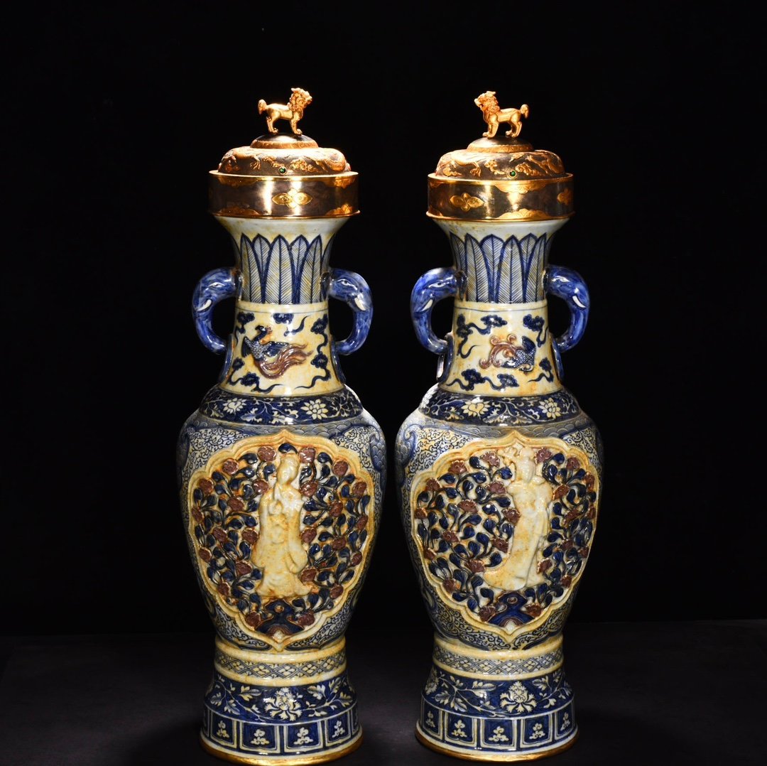 Yuan Dynasty blue and white underglaze red pinched flower vase chiseled gilt inlaid with gems