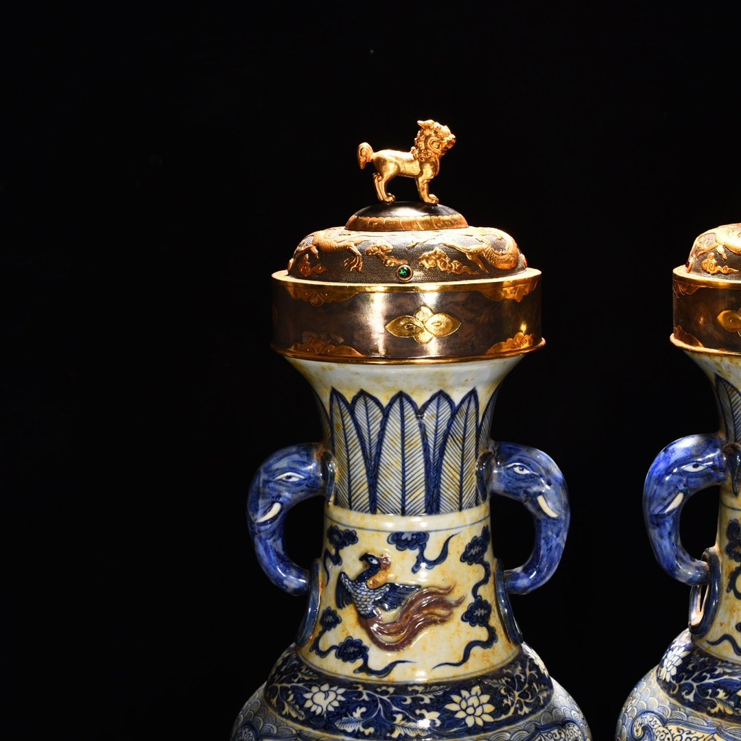 Yuan Dynasty blue and white underglaze red pinched flower vase chiseled gilt inlaid with gems