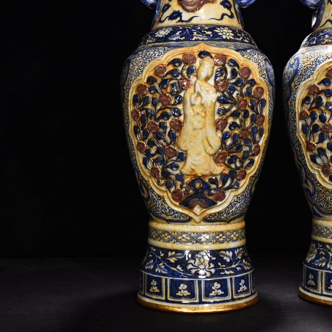 Yuan Dynasty blue and white underglaze red pinched flower vase chiseled gilt inlaid with gems