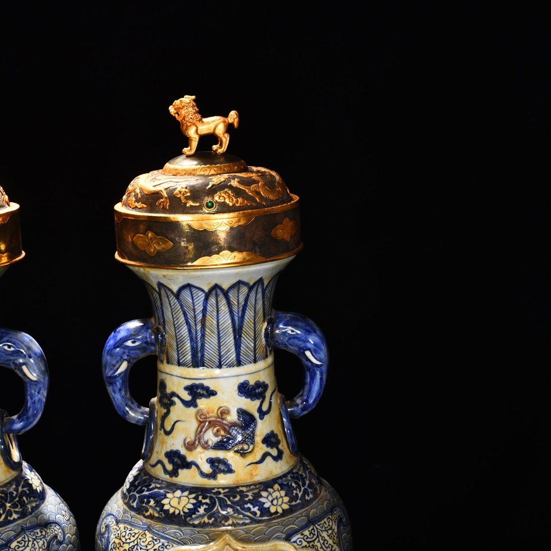 Yuan Dynasty blue and white underglaze red pinched flower vase chiseled gilt inlaid with gems