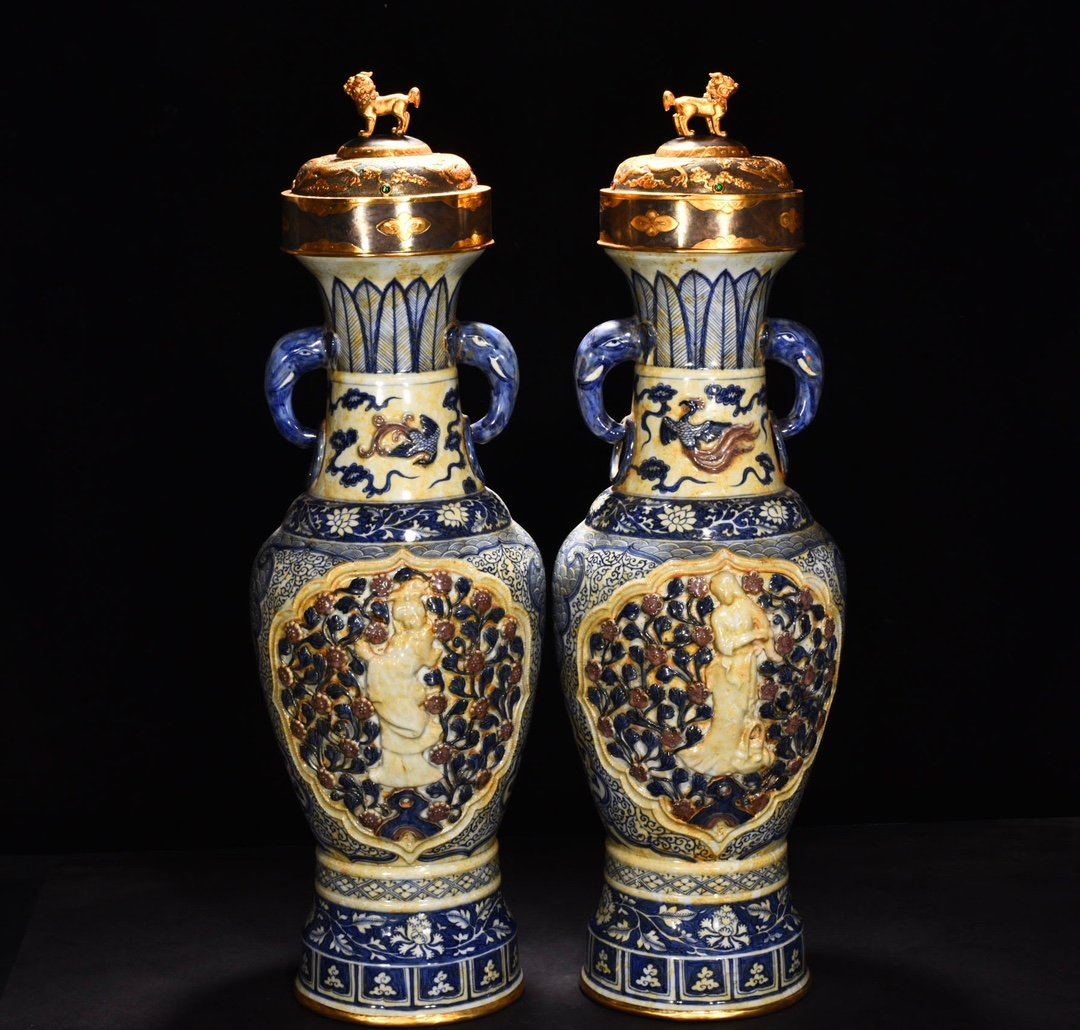 Yuan Dynasty blue and white underglaze red pinched flower vase chiseled gilt inlaid with gems