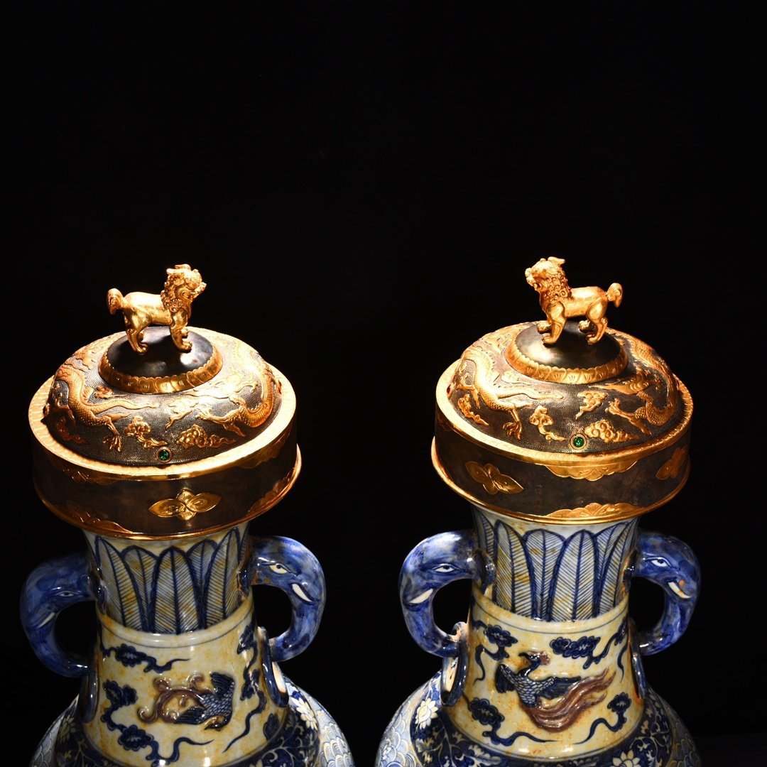Yuan Dynasty blue and white underglaze red pinched flower vase chiseled gilt inlaid with gems