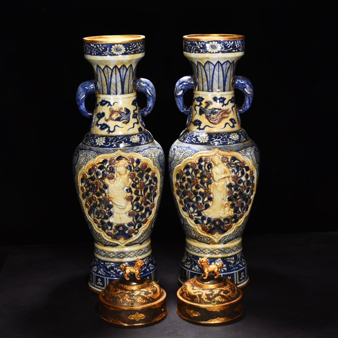 Yuan Dynasty blue and white underglaze red pinched flower vase chiseled gilt inlaid with gems