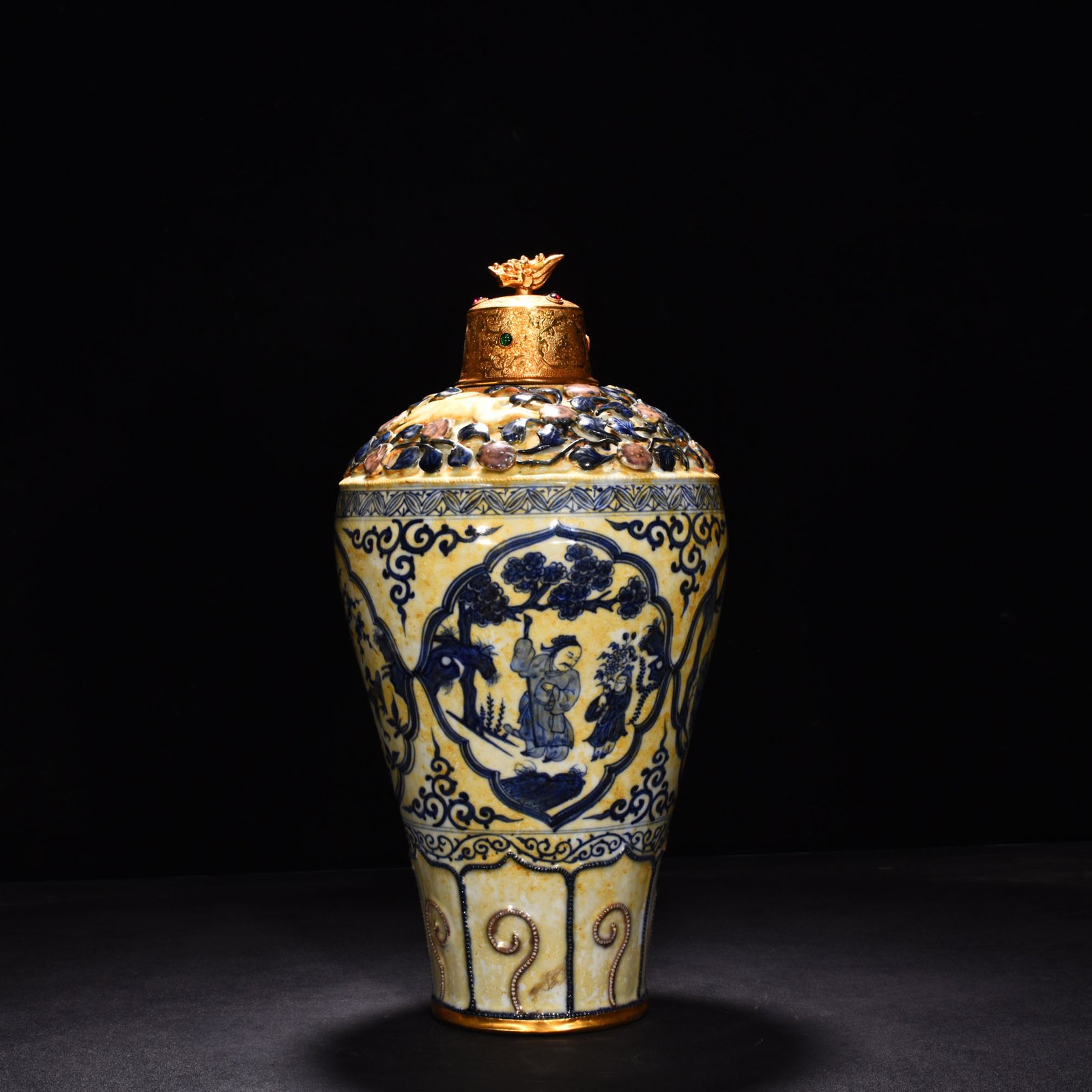 Yuan Dynasty blue and white underglaze red pinched flower plum vase