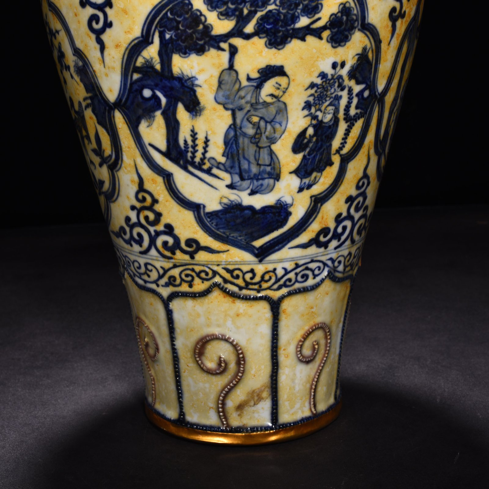 Yuan Dynasty blue and white underglaze red pinched flower plum vase