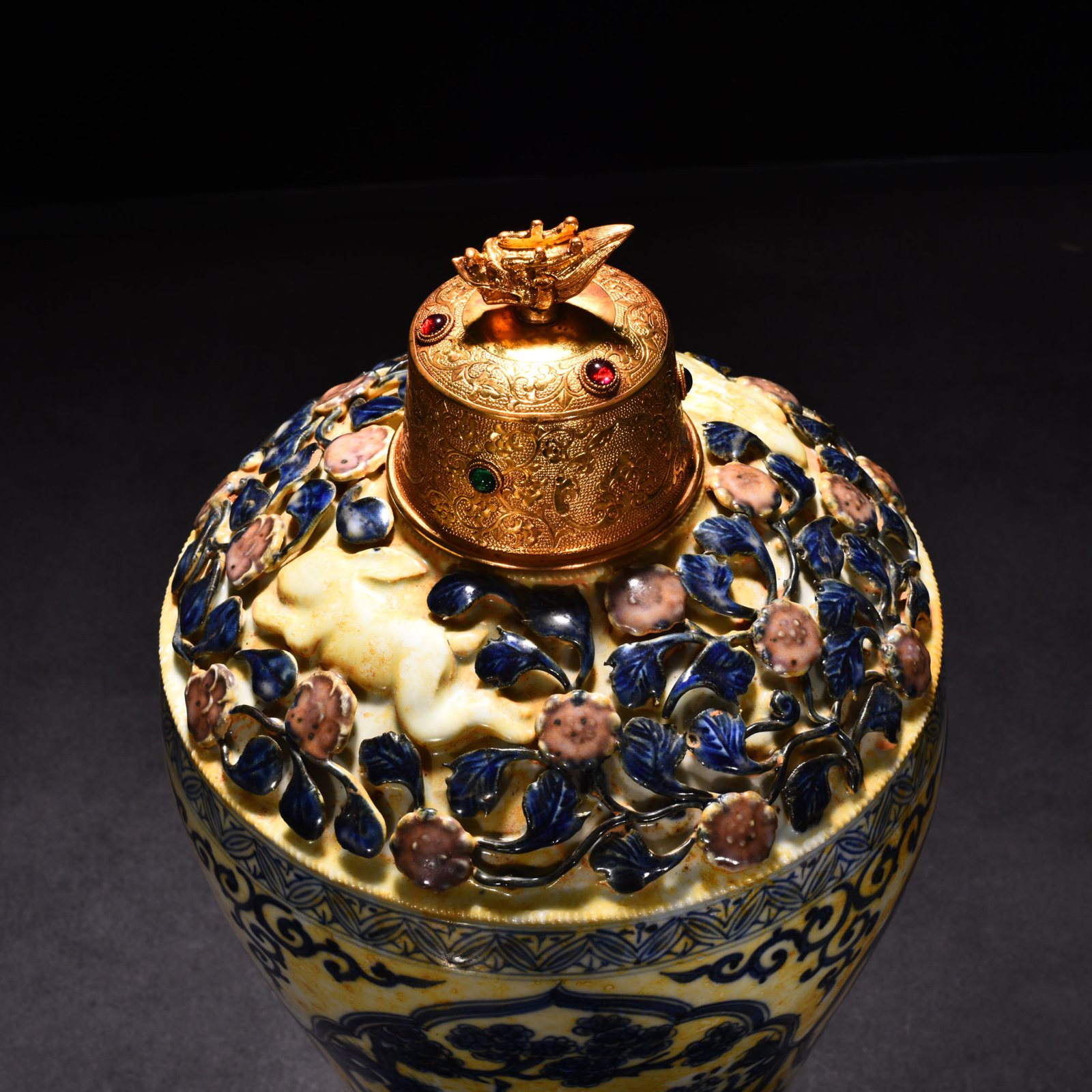 Yuan Dynasty blue and white underglaze red pinched flower plum vase