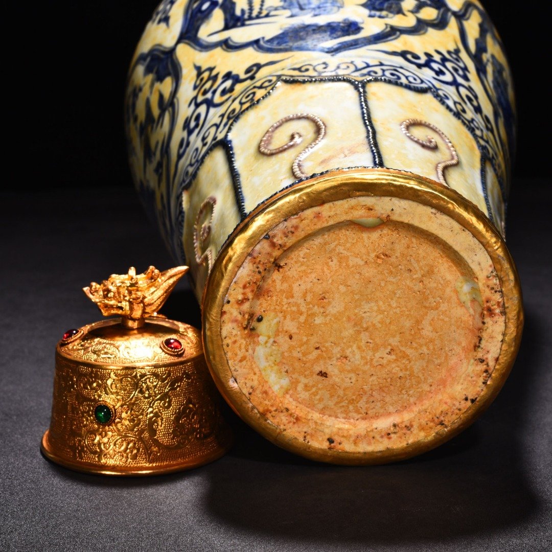 Yuan Dynasty blue and white underglaze red pinched flower plum vase