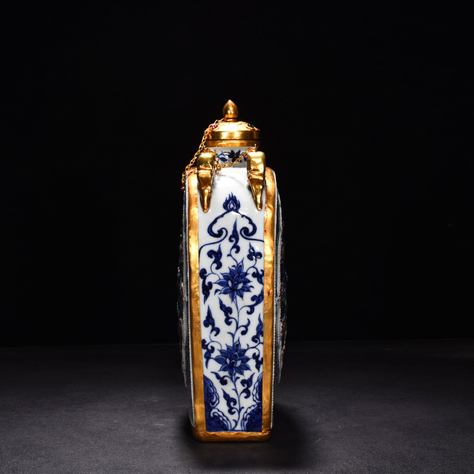 Yuan Dynasty blue and white underglaze red pinch flower flat vase