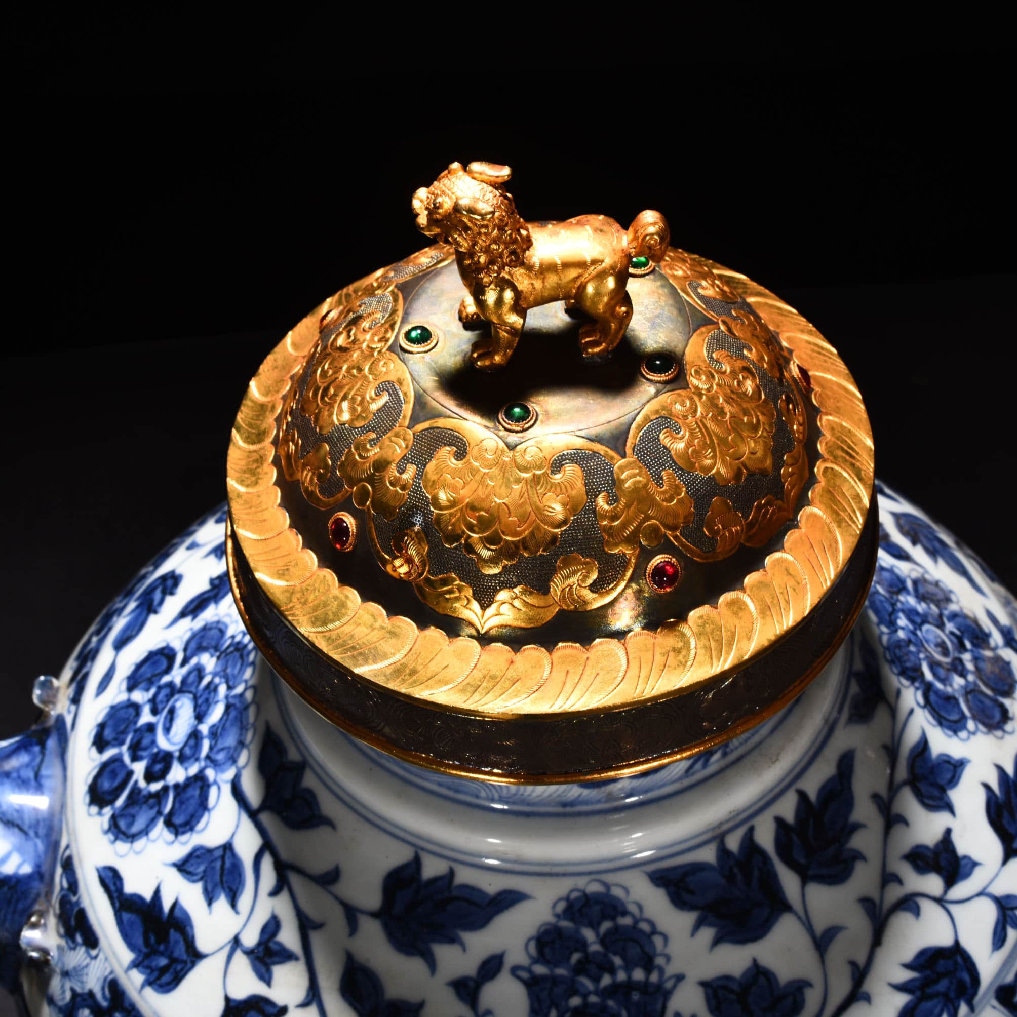 Yuan Dynasty blue and white figure pattern animal head jar