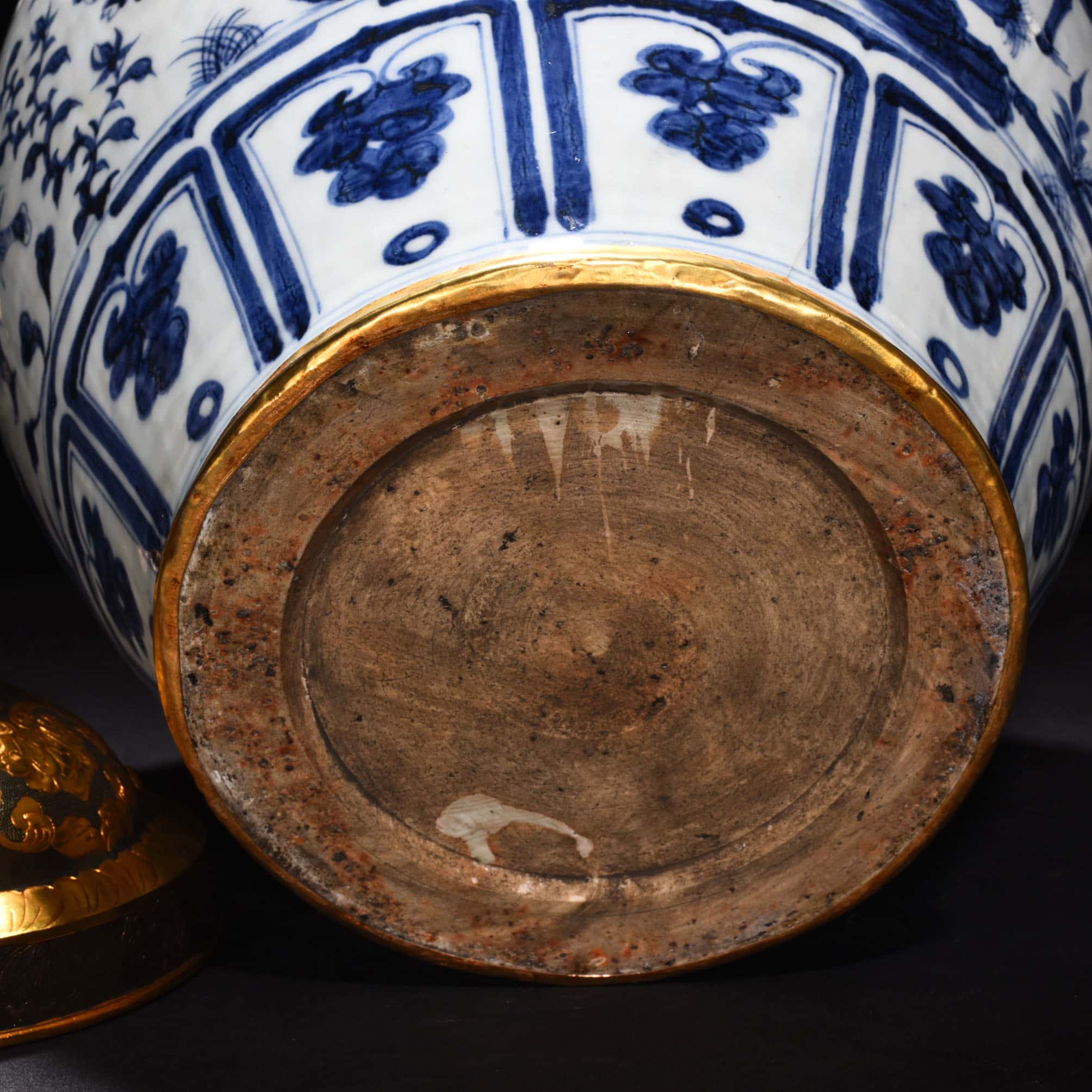 Yuan Dynasty blue and white figure pattern animal head jar